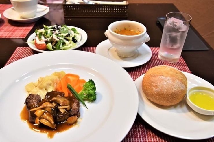 おいしそうに盛り付けられた料理